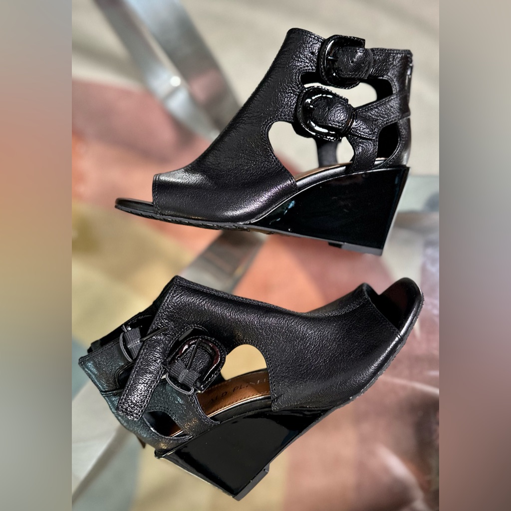 Donald J. Pliner Women’s Priscilla Dual-Buckle Wedge Sandals. Size 5m. New!